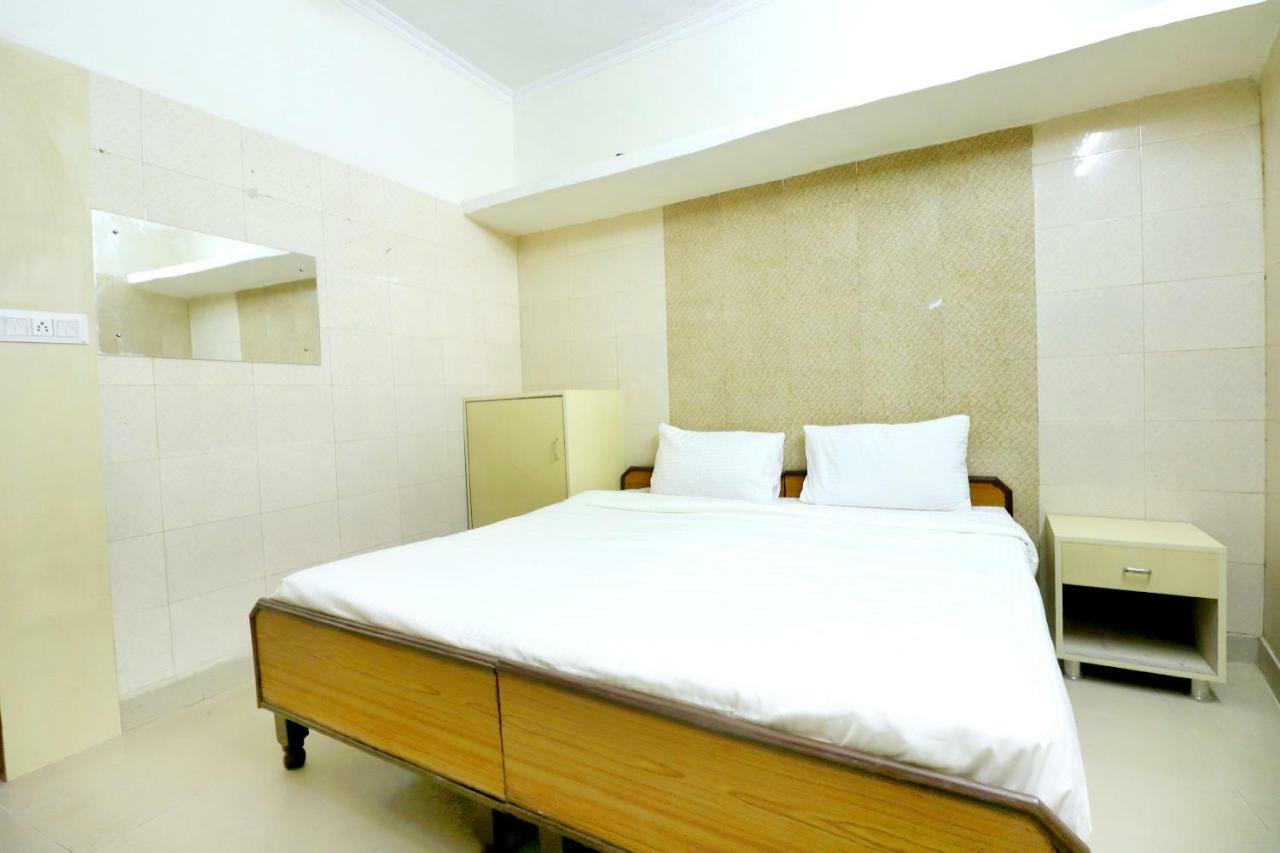 Spot On 44679 Hotel Samrat Sohāna Exterior foto